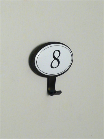 Nummer 8 knage, sort jern m. hvidemaljeret oval plade.