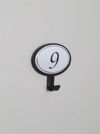 Nummer 9 knage, sort jern m. hvidemaljeret oval plade.